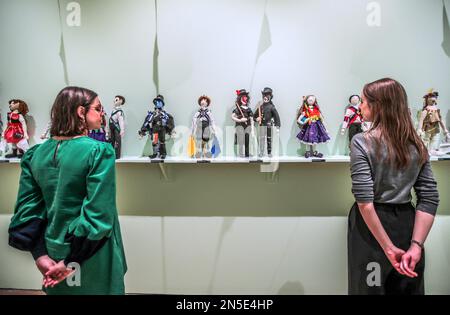 Warwickshire, England 9. Februar 2023.Compton in Verney findet die erste Ausstellung zu britischen Volkskleidung und Bräuchen statt. Compton Verney vom 11. Februar bis 11. Juni 2023 Paul Quezada-Neiman/Alamy Live News Stockfoto