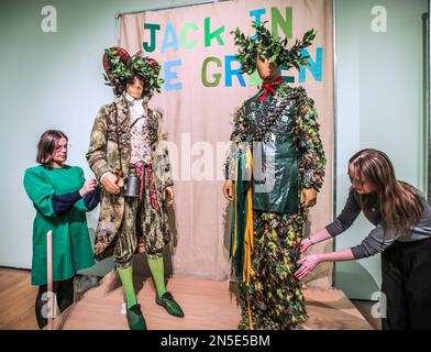 Warwickshire, England, 9. Februar 2023.Compton in Verney findet die erste Ausstellung statt, die britischen Volkskleidung und Bräuchen gewidmet ist.Hastings Jack in the Green. Der Brauch stammt aus britischer Folklore und begann als Teil der englischen Feierlichkeiten am Mai im 17. Jahrhundert. Die Stadtbevölkerung schuf vom 11. Februar bis 11. Juni 2023 eine Girlande aus Blumen und Blättern, die die Jungfrauen trugen, während sie um die Maypole Compton Verney tanzten. Paul Quezada-Neiman/Alamy Live News Stockfoto