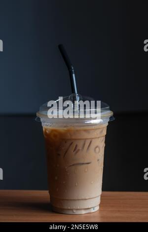 eiskaffee in durchsichtigem Plastikbecher Stockfoto