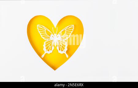 Ein Schmetterling aus geschnitztem Papier oder in herat-förmigem Papier mit leerem Platz für Ihren Text oder Ihre Nachricht. Stockfoto