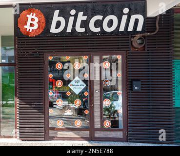 Der erste Bitcoin-Geldautomat hat in Sarajevo seinen Betrieb aufgenommen Stockfoto