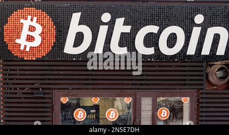 Der erste Bitcoin-Geldautomat hat in Sarajevo seinen Betrieb aufgenommen Stockfoto