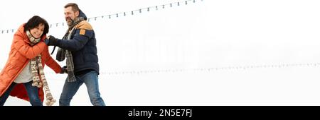 Spaß im Freien. Reifes Paar, Mann und Frau verbringen Freizeit auf einer Freiluft-Eisbahn. Banner. Konzept der Freizeitaktivität, Winterhobby Stockfoto