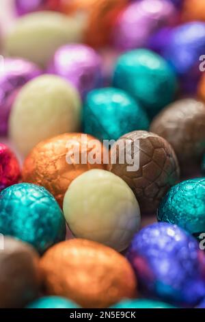 Großer Haufen bunter Schokoladeneier, glänzendes Osterkonzept, Happy easter Nahaufnahme Süßigkeiten Konzept Makro Stockfoto