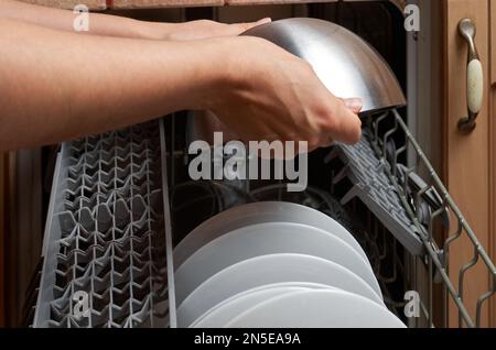 Dreckiges Geschirr in der Spülmaschine Stockfoto