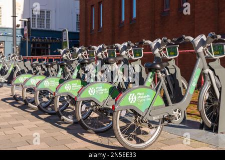 Fahrradverleih in West Midlands – eine Reihe öffentlicher Fahrräder, die in Wolverhampton gemietet werden können Stockfoto