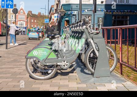 Fahrradverleih in West Midlands – eine Reihe öffentlicher Fahrräder, die in Wolverhampton gemietet werden können Stockfoto