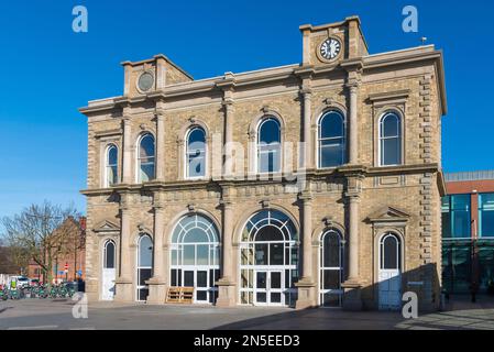 Das Queen's Building ist ein denkmalgeschütztes Gebäude, das 1849 als Kutscheneingang zum Bahnhof Wolverhampton erbaut wurde Stockfoto