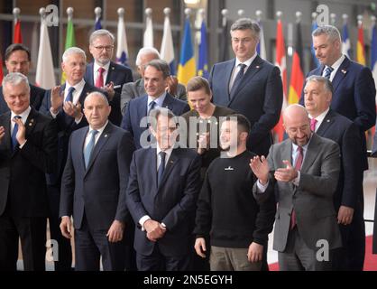 Brüssel, Belgien. 09. Februar 2023. Der ukrainische Präsident Volodymyr Zelenskyy, 2.-Jährige, posiert mit führenden Politikern der Europäischen Union auf einem Gruppenfoto auf einem EU-Gipfel in Brüssel, Belgien, am 9. Februar 2023. Die Staats- und Regierungschefs der Europäischen Union treffen sich zu einem EU-Gipfel, um die Ukraine und die Migration zu erörtern. Kredit: Petr Kupec/CTK Photo/Alamy Live News Stockfoto