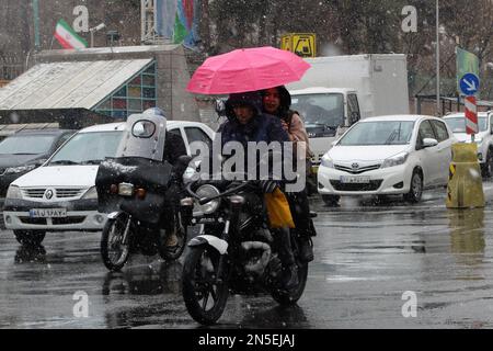 Teheran, Teheran, Iran. 9. Februar 2023. Motorräder fahren auf der Straße inmitten des Schnees in Teheran, Iran, am 09. Februar 2023. Der Leiter der Atomaufsicht der Vereinten Nationen unterstrich die Dringlichkeit, die diplomatischen Bemühungen zur Begrenzung des iranischen Atomprogramms wiederzubeleben, und erklärte, dass sich die Situation schnell verschlechtern könnte, wenn die Verhandlungen scheitern. (Kreditbild: © RouzbritFouladi/ZUMA Press Wire) NUR REDAKTIONELLE VERWENDUNG! Nicht für den kommerziellen GEBRAUCH! Kredit: ZUMA Press, Inc./Alamy Live News Stockfoto