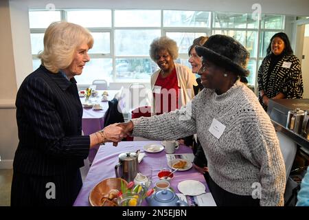 The Queen Consort während eines Besuchs des STORM Family Centre in London anlässlich seines 19.-jährigen Bestehens. Das Zentrum unterstützt Menschen, die von häuslicher Gewalt betroffen sind, und bietet Dienstleistungen für junge und ältere Menschen innerhalb der Gemeinschaft an. Foto: Donnerstag, 9. Februar 2023. Stockfoto