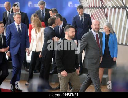 Brüssel, Belgien. 09. Februar 2023. Der ukrainische Präsident Volodymyr Zelenskyy, links vorn, und Charles Michel, rechts vorne, verlassen die Fotosession der Staats- und Regierungschefs der Europäischen Union während des EU-Gipfels am 9. Februar 2023 in Brüssel, Belgien. Die Staats- und Regierungschefs der Europäischen Union treffen sich zu einem EU-Gipfel, um die Ukraine und die Migration zu erörtern. Kredit: Petr Kupec/CTK Photo/Alamy Live News Stockfoto