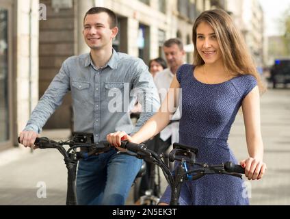 Freunde von Touristen verschiedener Generationen genießen eine Fahrt mit Elektrorollern Stockfoto