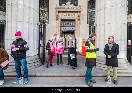 London, Großbritannien. 9. Februar 2023. Mitarbeiter an einer Streikpostenlinie vor dem Bush House, das Teil des Kings College London ist - die University and College Union (UCU) organisiert einen Streik über die Gehälter und Renten für die Universitätsmitarbeiter. Kredit: Guy Bell/Alamy Live News Stockfoto