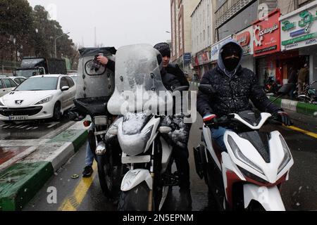 Teheran, Teheran, Iran. 9. Februar 2023. Motorräder halten auf der Straße inmitten des Schnees in Teheran, Iran, am 09. Februar 2023. Der Leiter der Atomaufsicht der Vereinten Nationen unterstrich die Dringlichkeit, die diplomatischen Bemühungen zur Begrenzung des iranischen Atomprogramms wiederzubeleben, und erklärte, dass sich die Situation schnell verschlechtern könnte, wenn die Verhandlungen scheitern. (Kreditbild: © RouzbritFouladi/ZUMA Press Wire) NUR REDAKTIONELLE VERWENDUNG! Nicht für den kommerziellen GEBRAUCH! Kredit: ZUMA Press, Inc./Alamy Live News Stockfoto