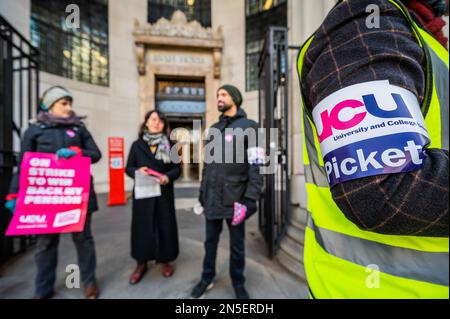 London, Großbritannien. 9. Februar 2023. Mitarbeiter an einer Streikpostenlinie vor dem Bush House, das Teil des Kings College London ist - die University and College Union (UCU) organisiert einen Streik über die Gehälter und Renten für die Universitätsmitarbeiter. Kredit: Guy Bell/Alamy Live News Stockfoto