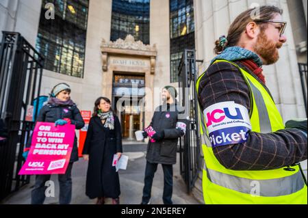 London, Großbritannien. 9. Februar 2023. Mitarbeiter an einer Streikpostenlinie vor dem Bush House, das Teil des Kings College London ist - die University and College Union (UCU) organisiert einen Streik über die Gehälter und Renten für die Universitätsmitarbeiter. Kredit: Guy Bell/Alamy Live News Stockfoto