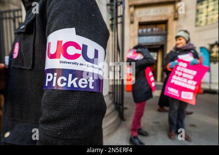 London, Großbritannien. 9. Februar 2023. Mitarbeiter an einer Streikpostenlinie vor dem Bush House, das Teil des Kings College London ist - die University and College Union (UCU) organisiert einen Streik über die Gehälter und Renten für die Universitätsmitarbeiter. Kredit: Guy Bell/Alamy Live News Stockfoto