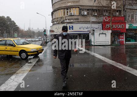 Teheran, Teheran, Iran. 9. Februar 2023. Ein Iraner läuft am 09. Februar 2023 in Teheran, Iran, inmitten des Schnees. Der Leiter der Atomaufsicht der Vereinten Nationen unterstrich die Dringlichkeit, die diplomatischen Bemühungen zur Begrenzung des iranischen Atomprogramms wiederzubeleben, und erklärte, dass sich die Situation schnell verschlechtern könnte, wenn die Verhandlungen scheitern. (Kreditbild: © RouzbritFouladi/ZUMA Press Wire) NUR REDAKTIONELLE VERWENDUNG! Nicht für den kommerziellen GEBRAUCH! Kredit: ZUMA Press, Inc./Alamy Live News Stockfoto