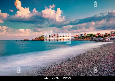 Ruhiger Blick am Morgen auf den öffentlichen Strand Marina di Belvedere. Leere Sommerszene der mediterranen Küste Italiens, Europas. Hintergrund des Urlaubskonzepts. Stockfoto