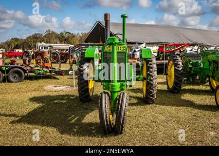 Fort Meade, Florida - 22. Februar 2022: Perspektivische Vorderansicht eines John Deere Allzweckmodells A aus dem Jahr 1936 auf einer Traktormesse vor Ort. Stockfoto