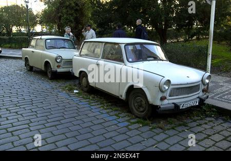 Straßenorgel oder Fassorgelanimateurin am Deutschen Eck in Koblenz Deutschland Musik Mann und Kind. Deutsche Entertainer Unterhaltung Straßen Mann alte Kinder europa european Deutschland Stockfoto