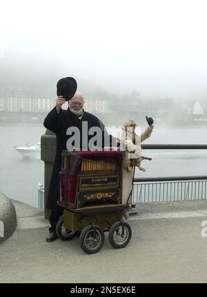 Straßenorgel oder Fassorgelanimateurin am Deutschen Eck in Koblenz Deutschland Musik Mann und Kind. Deutsche Entertainer Unterhaltung Straßen Mann alte Kinder europa european Deutschland Stockfoto