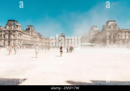 Paris, Frankreich - 26. Juni: Louvre Museum in Paris, Frankreich am 26. August 2018. Ein Staubsturm auf dem Platz in der Nähe des Louvre. Stockfoto