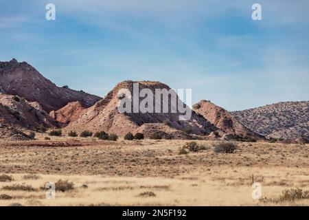 Sanfte Hügel in der offenen Hochwüste im ländlichen New Mexico Stockfoto