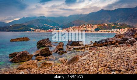 Fesselnder Blick am Morgen auf den öffentlichen Strand von Potam. Herrliche morgendliche Meereslandschaft der Adria. Wunderbares Stadtbild von Himare, Albanien, Europa. Reisen Stockfoto