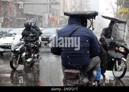 Teheran, Teheran, Iran. 9. Februar 2023. Motorräder fahren auf der Straße inmitten des Schnees in Teheran, Iran, am 09. Februar 2023. Der Leiter der Atomaufsicht der Vereinten Nationen unterstrich die Dringlichkeit, die diplomatischen Bemühungen zur Begrenzung des iranischen Atomprogramms wiederzubeleben, und erklärte, dass sich die Situation schnell verschlechtern könnte, wenn die Verhandlungen scheitern. (Kreditbild: © RouzbritFouladi/ZUMA Press Wire) NUR REDAKTIONELLE VERWENDUNG! Nicht für den kommerziellen GEBRAUCH! Kredit: ZUMA Press, Inc./Alamy Live News Stockfoto