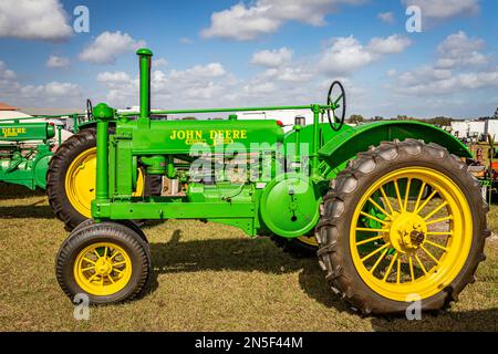 Fort Meade, Florida - 22. Februar 2022: Hochperspektive Seitenansicht eines John Deere Allzweckmodells A aus dem Jahr 1936 auf einer lokalen Automesse. Stockfoto