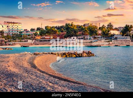 Attraktives Sommerstädtchen im Hafen von Ksamil. Spektakuläre abendliche Meereslandschaft im Ionischen Meer. Faszinierender Sonnenuntergang im Butrint-Nationalpark, Albanien, Europa. Stockfoto