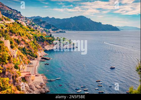 Die Sommerstadt Conca dei Marini, Provinz Salerno in der Region Kampanien im Südwesten Italiens, Europa. Bezaubernde mediterrane Küche Stockfoto