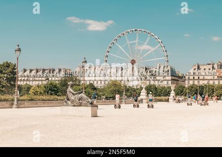 PARIS, FRANKREICH - juni 26: Touristengruppen machen Schnappschüsse im Park in der Nähe des Eiffelturms während ihrer geführten Segway-Tour durch Paris Stockfoto