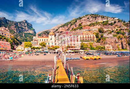 Faszinierendes Sommerurban mit einem Dorf an der Klippe an der süditalienischen Amalfiküste - Positano. Attraktive Meereslandschaft des Mittelmeers. Urlaub Konz Stockfoto