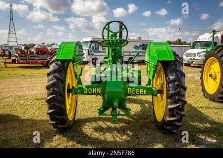 Fort Meade, FL - 22. Februar 2022: Aus der Perspektive erfolgende Rückansicht eines John Deere Allzweckmodells A aus dem Jahr 1936 auf einer Traktormesse vor Ort. Stockfoto