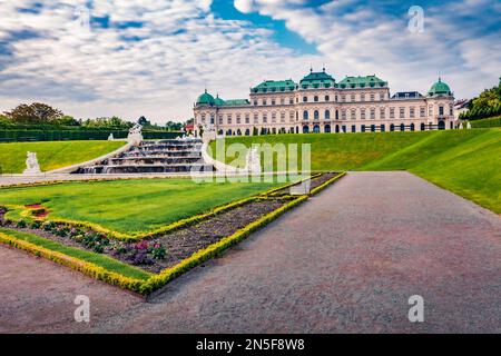 WIEN, ÖSTERREICH-17. MAI 2016. Farbenfroher Frühlingsblick auf den berühmten Belvedere Park, erbaut von Johann Lukas von Hildebrandt als Sommerresidenz für Prinz EU Stockfoto