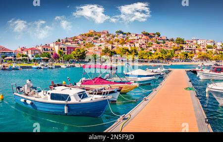 Sonniger Sommerblick auf den Hafen von Astros. Wundervolle morgendliche Meereslandschaft des Myrtoanischen Meeres. Malerische urbane Szene der Region Arcadia, Griechenland, Europa. Reisebetrug Stockfoto