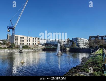 Die Arbeiten an neuen Studentenwohnungen mit Blick auf das Reservoir am Drake's Place auf dem Campus der University of Plymouth North Hill gehen voran. Die Stadt hat das Vereinigte Königreich Stockfoto