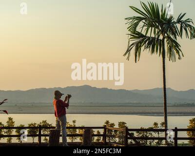 Irrawaddy River in der Abenddämmerung von einem Hotel am Wasser in Bagan, Myanmar. Irrawaddy ist über 1400 km lang und eine wichtige Transportstrecke in Myanmar. Stockfoto