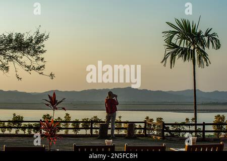 Irrawaddy River in der Abenddämmerung von einem Hotel am Wasser in Bagan, Myanmar. Irrawaddy ist über 1400 km lang und eine wichtige Transportstrecke in Myanmar. Stockfoto