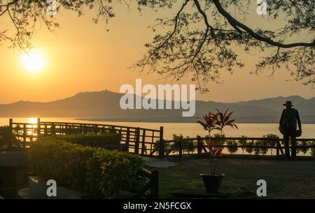 Irrawaddy River in der Abenddämmerung von einem Hotel am Wasser in Bagan, Myanmar. Irrawaddy ist über 1400 km lang und eine wichtige Transportstrecke in Myanmar. Stockfoto