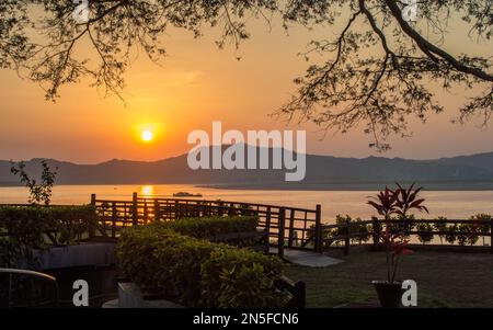 Irrawaddy River in der Abenddämmerung von einem Hotel am Wasser in Bagan, Myanmar. Irrawaddy ist über 1400 km lang und eine wichtige Transportstrecke in Myanmar. Stockfoto