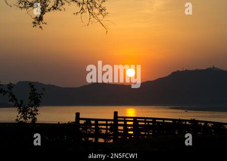 Irrawaddy River in der Abenddämmerung von einem Hotel am Wasser in Bagan, Myanmar. Irrawaddy ist über 1400 km lang und eine wichtige Transportstrecke in Myanmar. Stockfoto