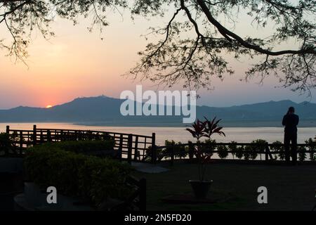 Irrawaddy River in der Abenddämmerung von einem Hotel am Wasser in Bagan, Myanmar. Irrawaddy ist über 1400 km lang und eine wichtige Transportstrecke in Myanmar. Stockfoto