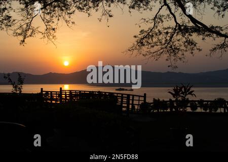 Irrawaddy River in der Abenddämmerung von einem Hotel am Wasser in Bagan, Myanmar. Irrawaddy ist über 1400 km lang und eine wichtige Transportstrecke in Myanmar. Stockfoto