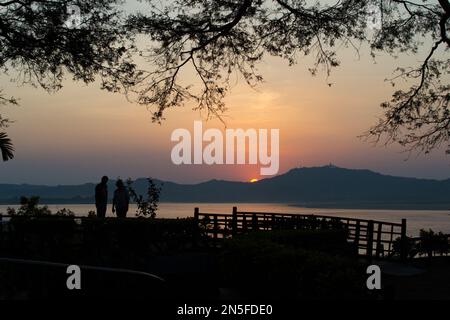 Irrawaddy River in der Abenddämmerung von einem Hotel am Wasser in Bagan, Myanmar. Irrawaddy ist über 1400 km lang und eine wichtige Transportstrecke in Myanmar. Stockfoto