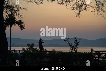 Irrawaddy River in der Abenddämmerung von einem Hotel am Wasser in Bagan, Myanmar. Irrawaddy ist über 1400 km lang und eine wichtige Transportstrecke in Myanmar. Stockfoto