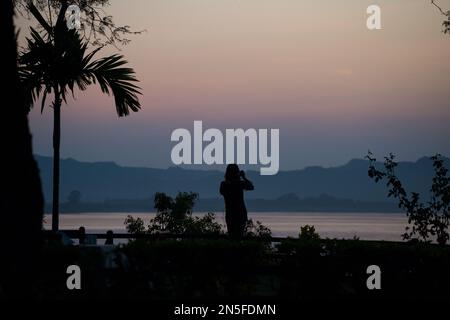 Irrawaddy River in der Abenddämmerung von einem Hotel am Wasser in Bagan, Myanmar. Irrawaddy ist über 1400 km lang und eine wichtige Transportstrecke in Myanmar. Stockfoto